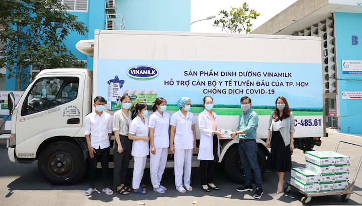 Vinamilk[-]đồng[-]hành[-]tiếp[-]sức[-]cho[-]đội[-]ngũ[-]cán[-]bộ[-]y[-]tế[-]chống[-]dịch[-]COVID-19